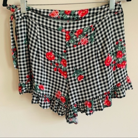 F21 Faux Wrap Skort Black & White Gingham w/Roses - Picture 5 of 7